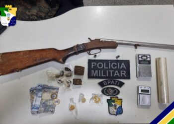 Polícia Militar prende suspeito e apreende arma e drogas em Pirambu