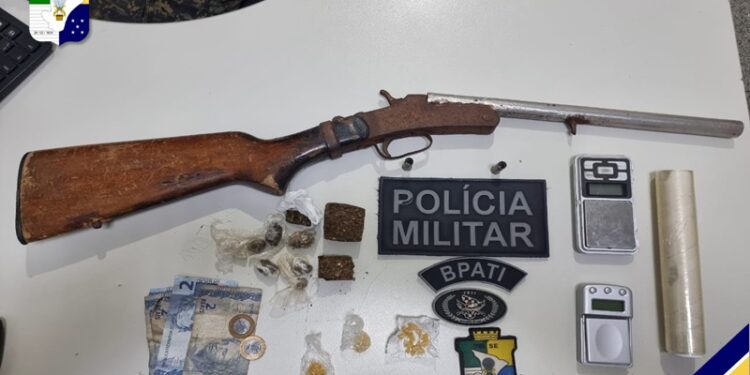 Polícia Militar prende suspeito e apreende arma e drogas em Pirambu