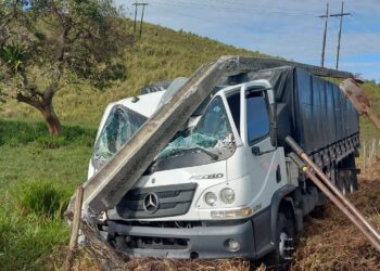 Caminhão sai da pista e colide com poste na Rodovia SE-245