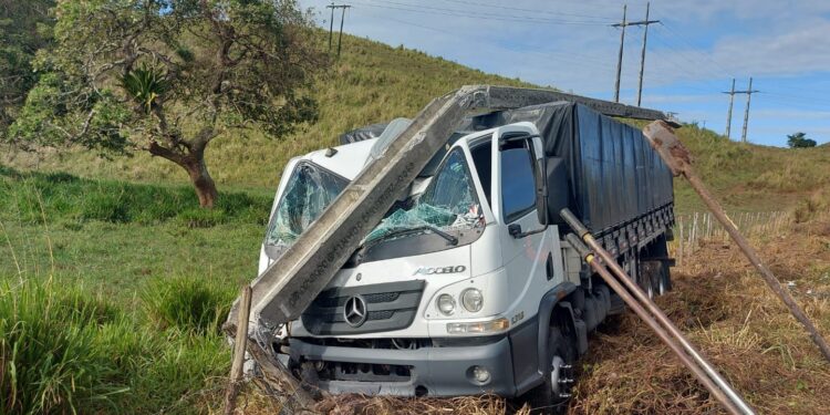 Caminhão sai da pista e colide com poste na Rodovia SE-245