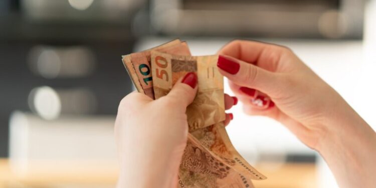 Brasileiros ainda não sacaram R$ 8,4 bilhões de valores a receber, informa Banco Central