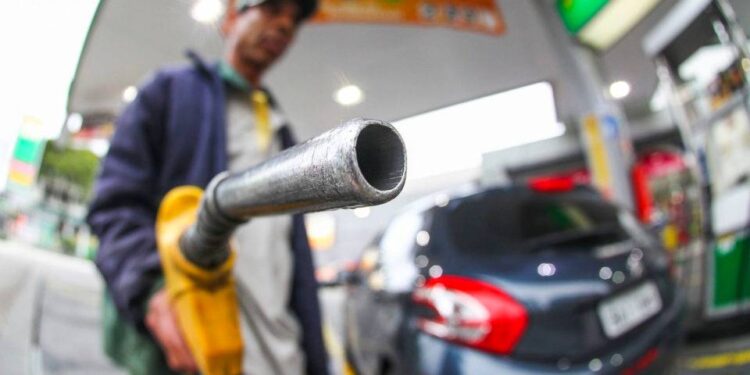 Petrobras reajusta gasolina, e alta na bomba deve ser de ao menos 2,5%, segundo analistas