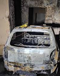 Incêndio destrói casa e carro de passeio na garagem, no município de Laranjeiras; ninguém ficou ferido