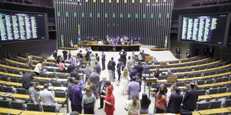 Câmara dos Deputados aprova PEC da Anistia, que livra partidos políticos de multas de até R$ 23 bilhões
