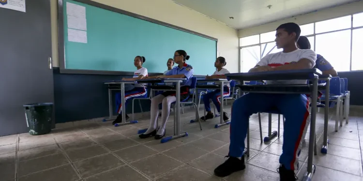 Teto de gastos e novo arcabouço atrapalham metas do PNE, diz relatório