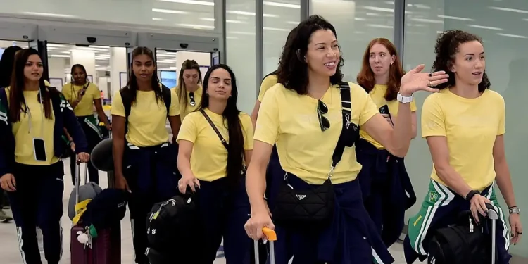 Seleção de vôlei e delegação brasileira de judô desembarcam em Paris