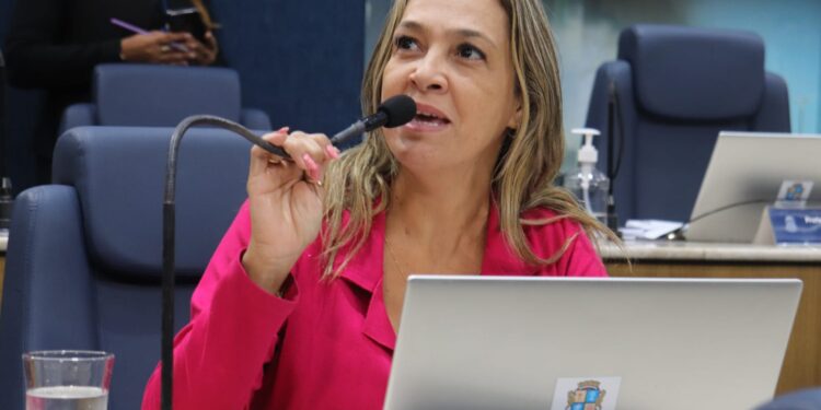 Sheyla lamenta falta de ginecologistas na rede municipal de Aracaju 