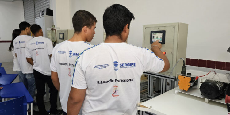 Matrículas para a Educação de Jovens e Adultos e Educação Profissional iniciam nesta terça-feira, 9