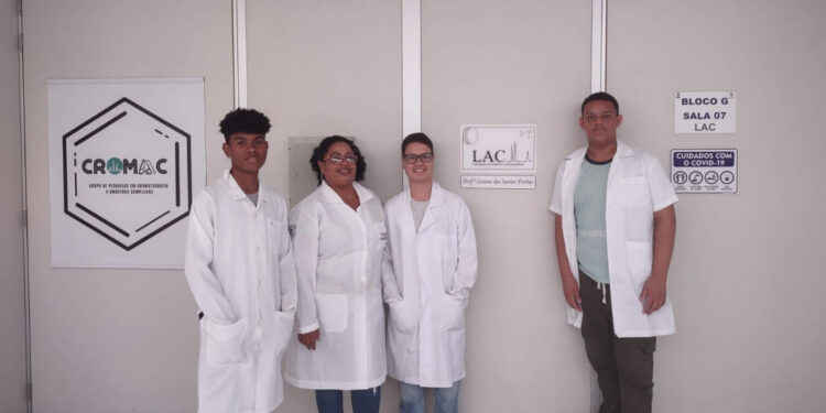 Esponja à base de semente de moringa potencializa iniciação científica no Centro de Excelência Hamilton Alves