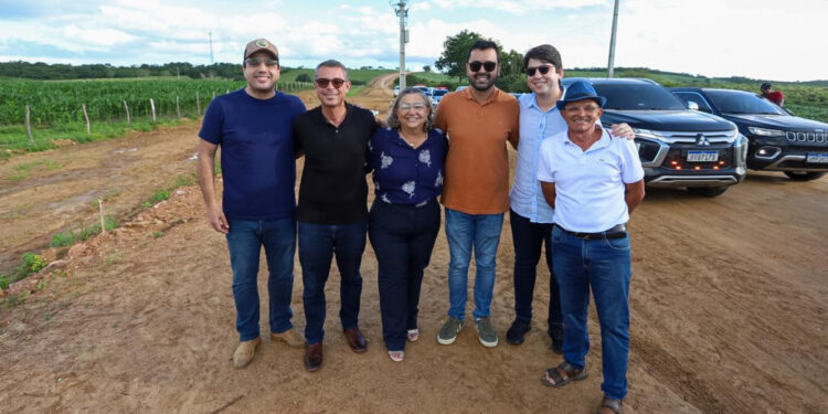 Governador Fábio Mitidieri visita obras da Rota do Leite, em Gararu