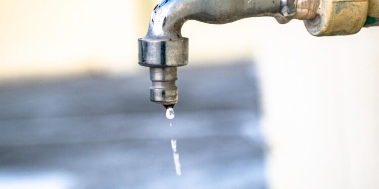 Adutora da Deso é danificada e 29 bairros ficam sem água nesta quarta (17)