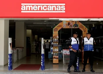 Ex-diretora das Americanas entrega passaporte ao retornar ao Brasil