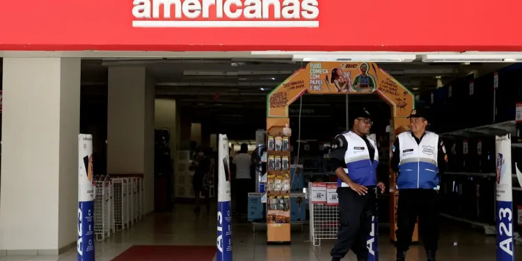 Ex-diretora das Americanas entrega passaporte ao retornar ao Brasil
