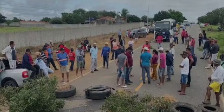 Produtores protestam por falta de pagamento de energia nos perímetros irrigados