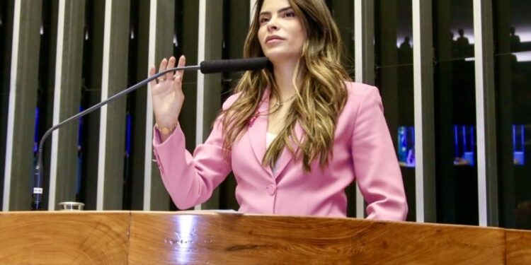 Yandra Moura apresenta Projeto de Lei que incentiva contratação de mães atípicas