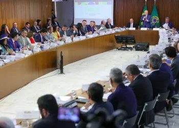 Lula orienta ministros a não criarem novos programas