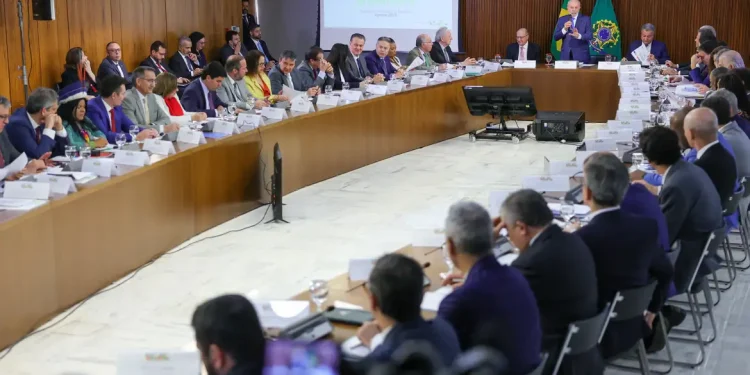 Lula orienta ministros a não criarem novos programas