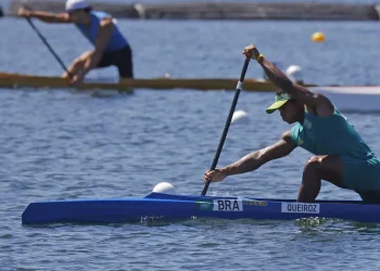 Isaquias Queiroz avança direto à semifinal da canoa individual