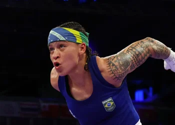 Bia Ferreira vence mais uma e garante ao menos o bronze em Paris