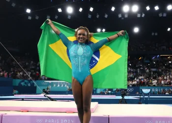Rebeca Andrade é celebrada por lendas do esporte brasileiro