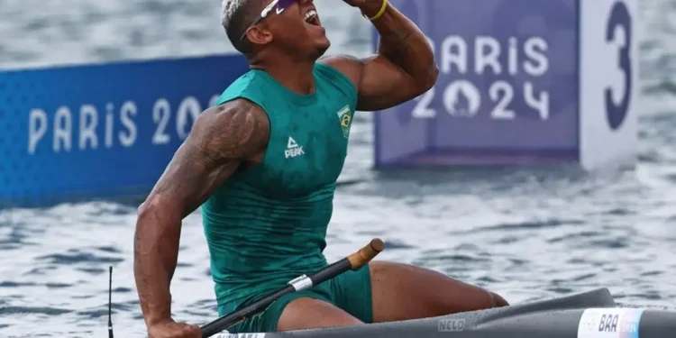 Isaquias Queiroz é prata na canoagem