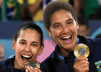 Duda e Ana Patrícia derrotam canadenses e são ouro no vôlei de praia
