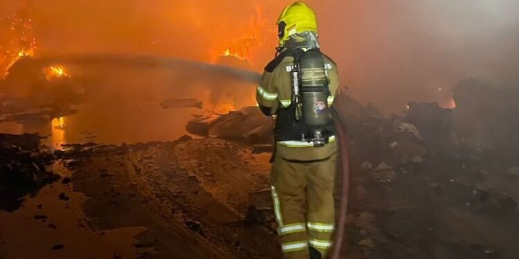 Incêndio atinge galpão de material reciclável em Socorro