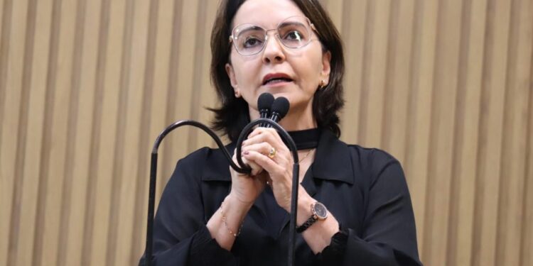 Emília ressalta leis de sua autoria no dia que se comemora a Lei Maria da Penha