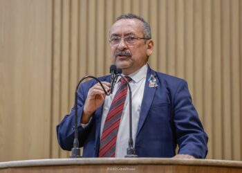 Falta de atendimento no HU: “O que estão fazendo com as emendas que mandamos para lá? Depois que mandamos o atendimento piorou?”, questiona Cícero do Santa Maria