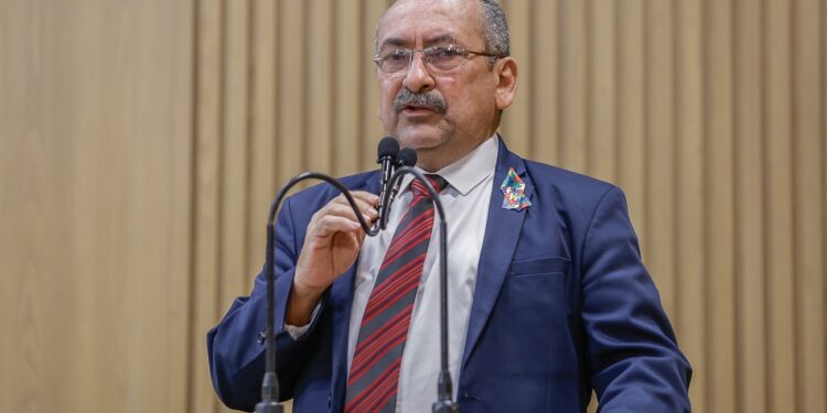 Falta de atendimento no HU: “O que estão fazendo com as emendas que mandamos para lá? Depois que mandamos o atendimento piorou?”, questiona Cícero do Santa Maria