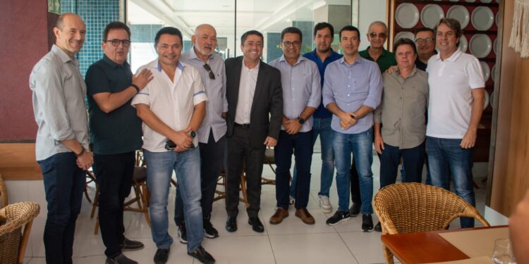 Luiz Roberto e Fabiano expõem projeto e diretrizes para o turismo à diretoria da ABIH