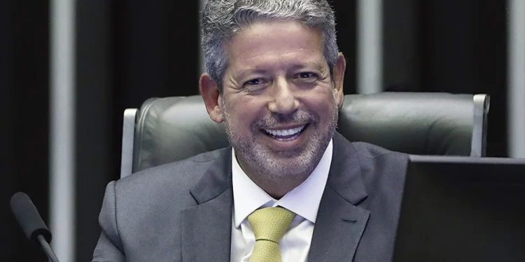 Em retaliação, Lira destrava PEC que limita decisões individuais de ministros do STF