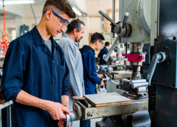Mais de 40% dos jovens no Brasil sabem pouco ou desconhecem o que é ensino técnico, atesta pesquisa