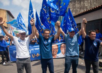 Luiz Roberto e Fabiano caminham ao lado do governador