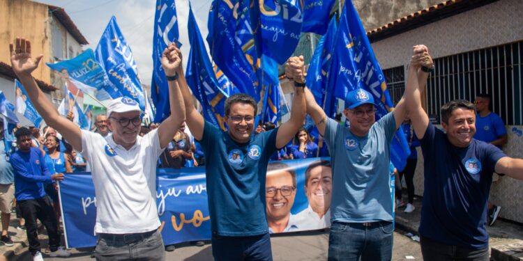 Luiz Roberto e Fabiano caminham ao lado do governador