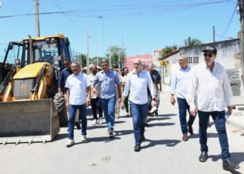 Prefeito Edvaldo inspeciona obra de infraestrutura do Recanto da Paz