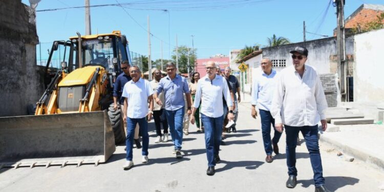 Prefeito Edvaldo inspeciona obra de infraestrutura do Recanto da Paz