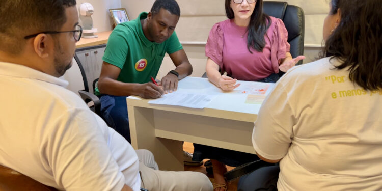 Danielle firma compromisso com a ampliação do tratamento de doenças neuroimunológicas