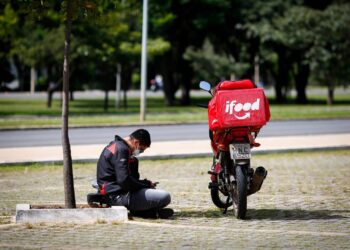 STF reconhece vínculo de entregador de aplicativo com empresa
