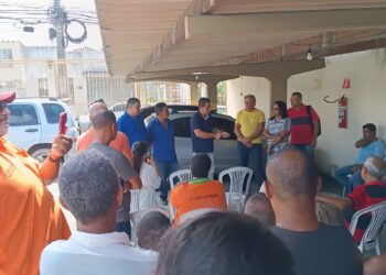 Luiz Roberto participa de reunião com cooperativas de táxis-lotação