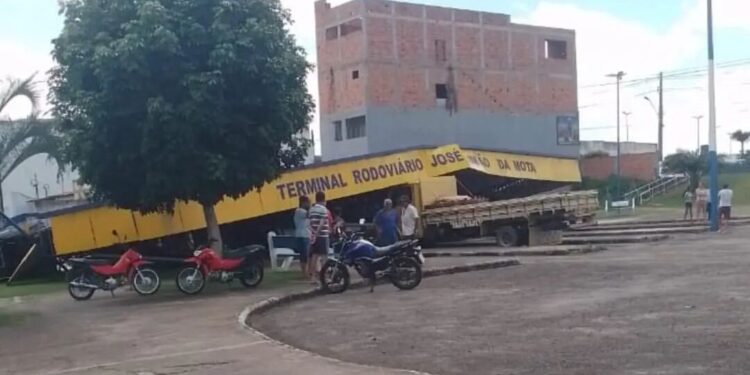 Estrutura de rodoviária desaba após ventos fortes em Moita Bonita