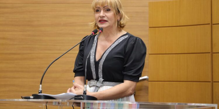 Linda Brasil cobra solução para falta de medicamentos no Case