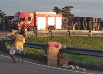 Carreta tomba na BR-101 em Estância e carga é saqueada por populares