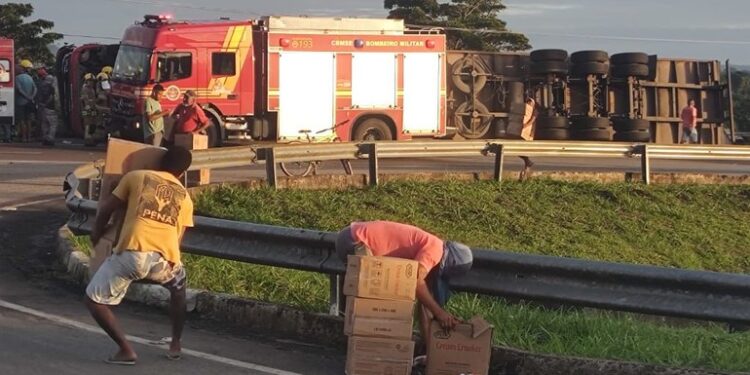 Carreta tomba na BR-101 em Estância e carga é saqueada por populares