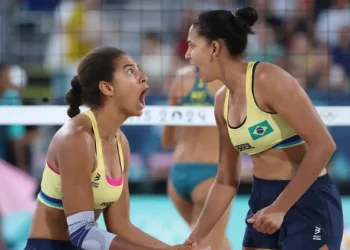 Jogos Olímpicos 2024: Duda e Ana Patrícia vencem australianas e vão para final no vôlei de praia