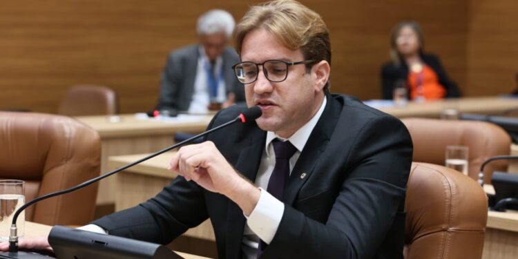 Marcelo Sobral destina mais de R$ 800 mil para custeio do transporte universitário em Itaporanga da Ajuda