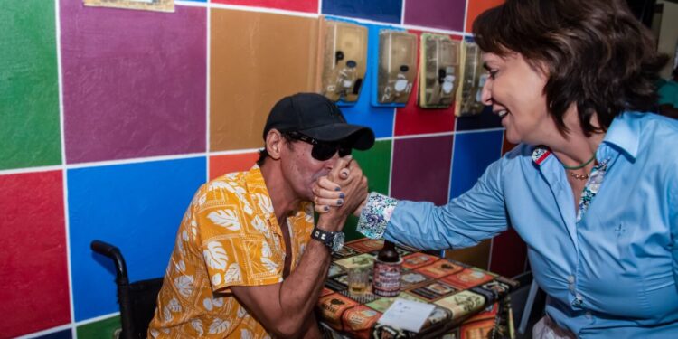 Emília mantém liderança com 49,07% em pesquisa do W1 WEB TV
