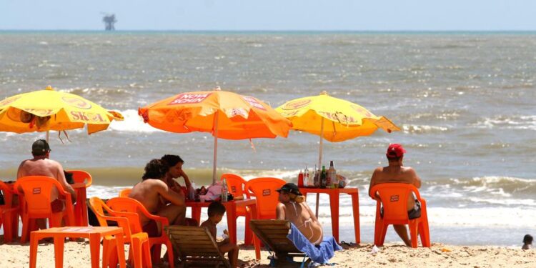Praia de Atalaia Nova, na Barra, está imprópria para banho, diz Adema