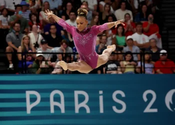 Fora do pódio: Rebeca termina em 4º e Biles em 5º quinto na trave