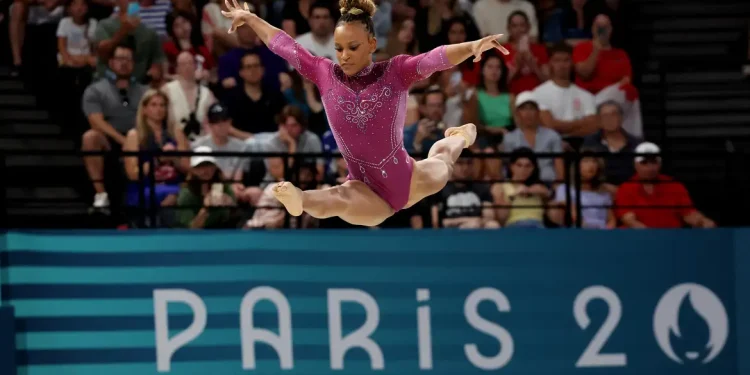 Fora do pódio: Rebeca termina em 4º e Biles em 5º quinto na trave